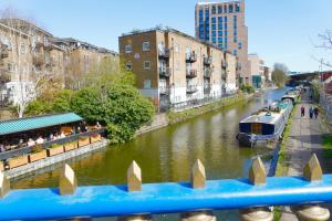 Abbey Road 4 Bed Home - Garden, Parking, Sleeps 11