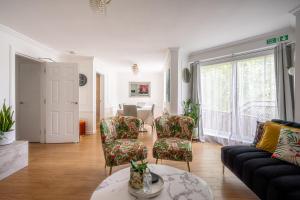 City Centre House - 5 bedrooms - sleeps 9 - parking