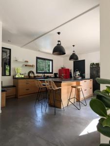 Maisons de vacances Maison Architecte, Parc arbore & BBQ, 10 min du circuit : photos des chambres
