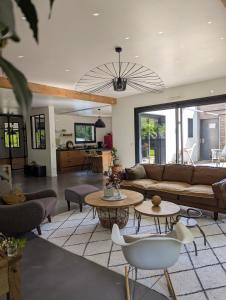 Maisons de vacances Maison Architecte, Parc arbore & BBQ, 10 min du circuit : photos des chambres