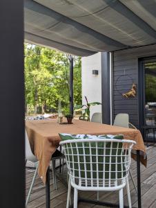 Maisons de vacances Maison Architecte, Parc arbore & BBQ, 10 min du circuit : photos des chambres