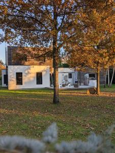 Maisons de vacances Maison Architecte, Parc arbore & BBQ, 10 min du circuit : Maison 3 Chambres 