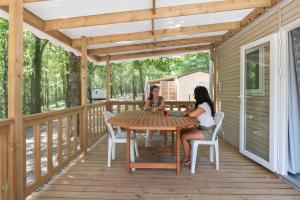 Maisons de vacances Mobilhomes Camping Lacs d-Armagnac : photos des chambres