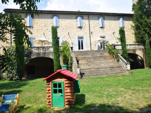 Lovely house with grass garden, shared swimmingpool, next to the river Ardèche
