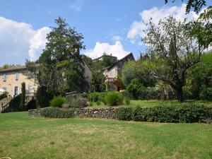 Maisons de vacances Lovely house with grass garden shared swimmingpool next to the river Ard che : photos des chambres
