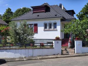 Colmar Room,chambre privée chez lhabitant,parking voiture devant la maison,garage moto et vélo