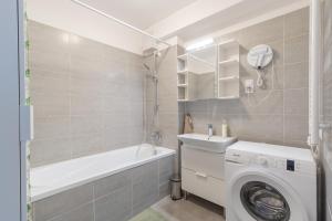 Marias Family Home with free Parking