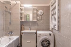 Marias Family Home with free Parking