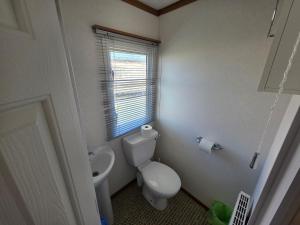 Meadow Lakes 71 - Golden Palm Resort - Pet Friendly - On site Swimming Pool - On site club house - Meadow Lakes Caravan Hire