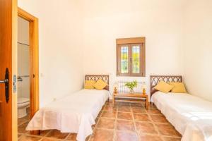 Cortijo Cantares by Rosas Cantares