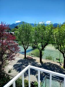 WOLKE, Apartment mit Balkon am Fluss, Zentrum, Parkplatz
