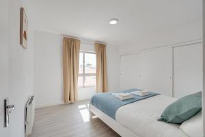 Bright & Family Flat in Paço de Arcos by HostWise