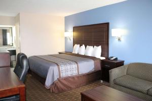 King Room with Sofa Bed - Non-Smoking room in SureStay Hotel by Best Western Terrell