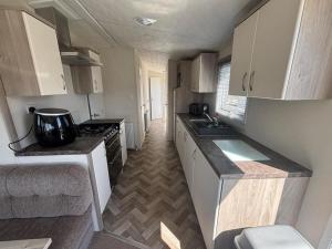 Sunnymede A5 with hot tub- Fantasy Island - pet friendly, WiFi, central heating - Meadow Lakes Caravan & Lodge Hire