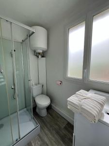 Maisons de vacances Les Cabanes du Lac a Surgeres : photos des chambres