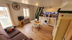 Lovely Apartment with a Rooftop View in Aix