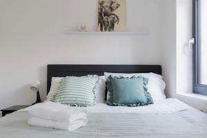 Stylish Modern Apartment by Aldgate East Station 5