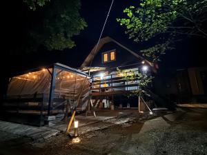 森の中の大型ログハウス最大16名可ペット同伴OkコテージLog