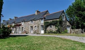 Maisons de vacances Belle longere de charme au calme, 10 - 12 personnes, 5 mn des plages et GR 34 : photos des chambres
