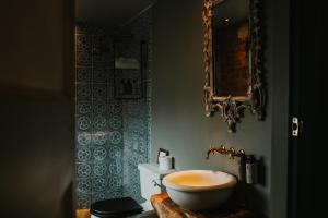 Le Petit Chateau & William de Percy