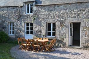 Maisons de vacances Belle longere de charme au calme, 10 - 12 personnes, 5 mn des plages et GR 34 : photos des chambres