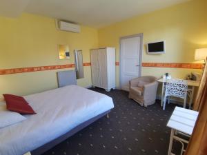 Hotels Logis Hotel Le Cerf : photos des chambres