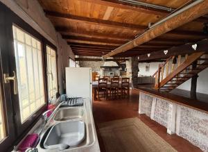 Maisons de vacances Wood Lodge - Sleeps10 - Skiing - Thermal Baths : photos des chambres
