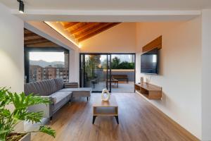 B3 4BR Poblado Penthouse wit AC and Jacuzzi