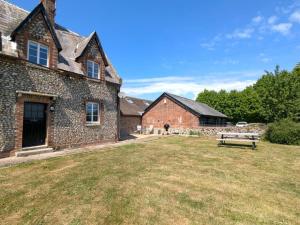 Rural Retreat near West Wittering Beach! Dog Friendly & Free Parking - Ideal Weekend Getaway! Chichester Holiday Properties