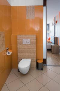 Biały Domek studio pomarańczowe