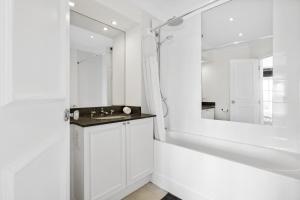 5 Bed 3 bath Private Riverside House with Balcony and Patio over River Thames Flexible renting and Short & Mid-Term Stays