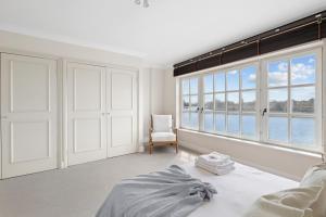 5 Bed 3 bath Private Riverside House with Balcony and Patio over River Thames Flexible renting and Short & Mid-Term Stays