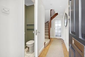 5 Bed 3 bath Private Riverside House with Balcony and Patio over River Thames Flexible renting and Short & Mid-Term Stays
