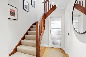 5 Bed 3 bath Private Riverside House with Balcony and Patio over River Thames Flexible renting and Short & Mid-Term Stays