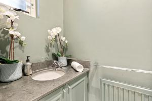 5 Bed 3 bath Private Riverside House with Balcony and Patio over River Thames Flexible renting and Short & Mid-Term Stays