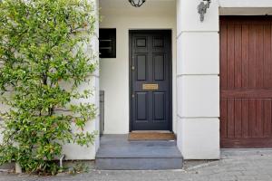 5 Bed 3 bath Private Riverside House with Balcony and Patio over River Thames Flexible renting and Short & Mid-Term Stays