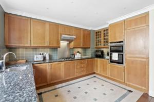 5 Bed 3 bath Private Riverside House with Balcony and Patio over River Thames Flexible renting and Short & Mid-Term Stays