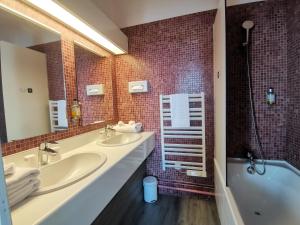 Hotels Logis Hotel Le Cerf : photos des chambres