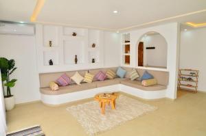 Dar Shadi, villa with garden, pool and horse