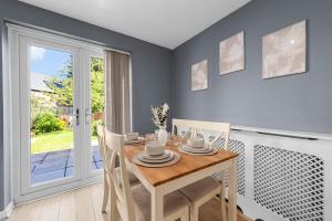 Stylish 3 Bedroom House Free Parking