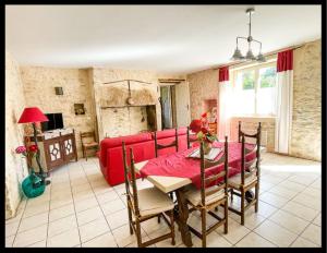 Maisons de vacances Gite le Cantou, Martel avec piscine & jacuzzi : photos des chambres