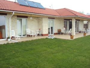 Biały Domek studio pomarańczowe