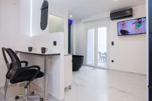 Modern Studio by ASOE with Relaxing Bathtub