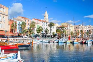 Flat with pool and terrace in Sanary-sur-Mer