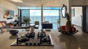 HR.368 - Lindo apartamento de 3 quartos frente mar Avenida Atlantica para locação temporada