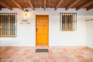 Casa del Pino by Rosas Cantares