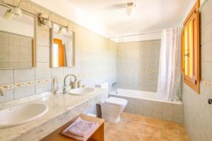 Casa del Pino by Rosas Cantares