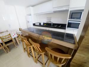 Apartamento na Zona Central da Praia com 02 Dormitórios