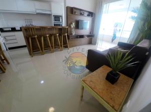 Apartamento na Zona Central da Praia com 02 Dormitórios