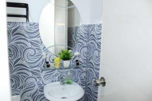 Modern House by EC Homes